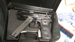  بالصور: العثور على مسدس ومبالغ مالية خلال مداهمة بيت بالرملة